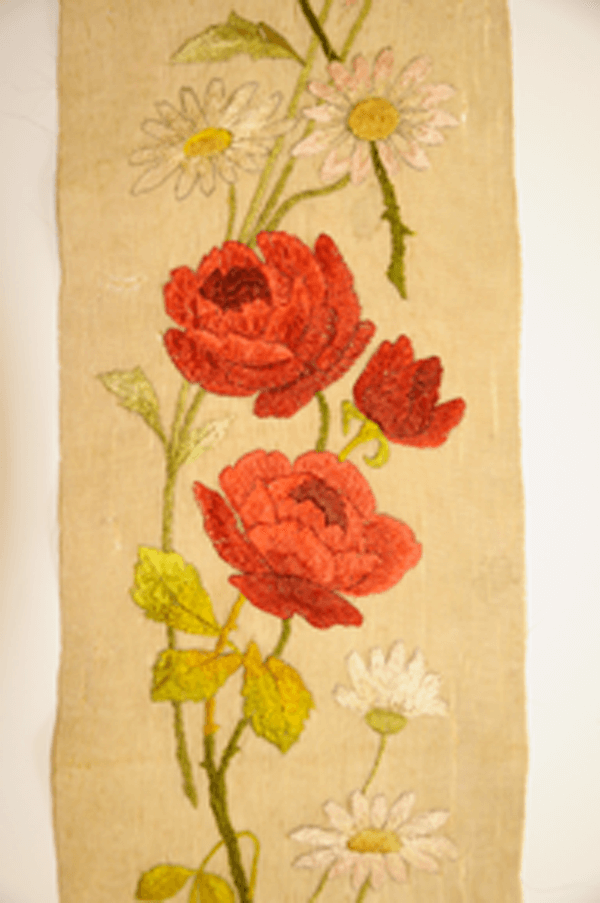 Fragment szlajfy, haftowanej w czerwone róże i margaretki
