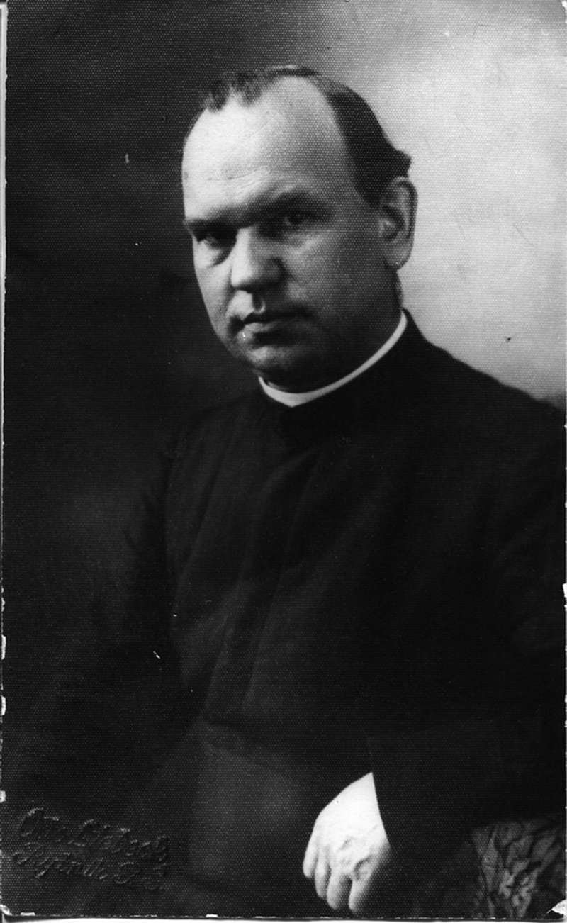 Foto czarno-biał, postać mężczyzny w ubraniu księdza.