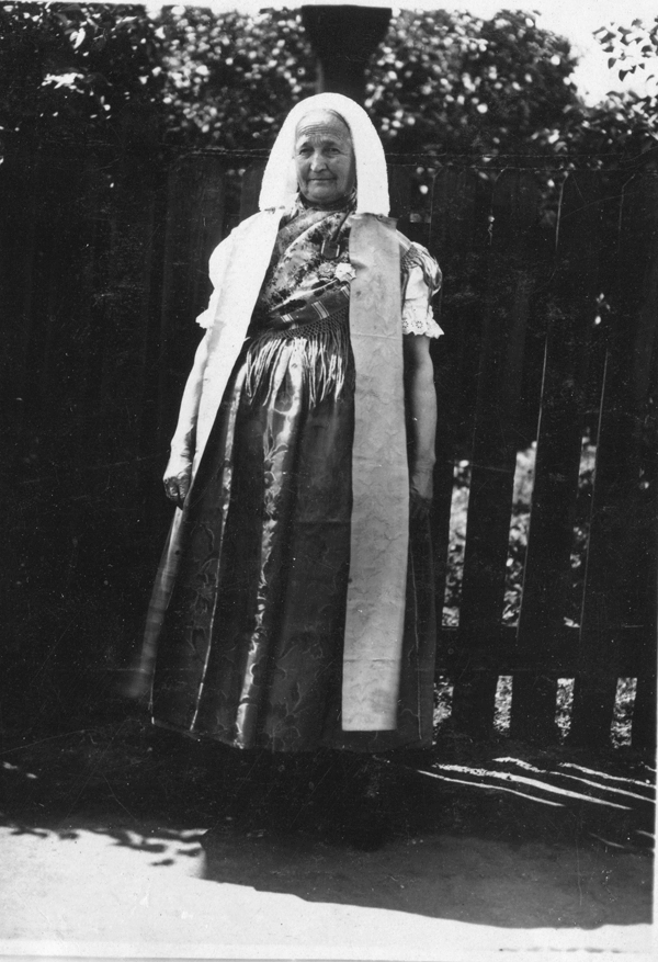 Fotografia czarno-biała starszej kobiety w stroju rybnickim
