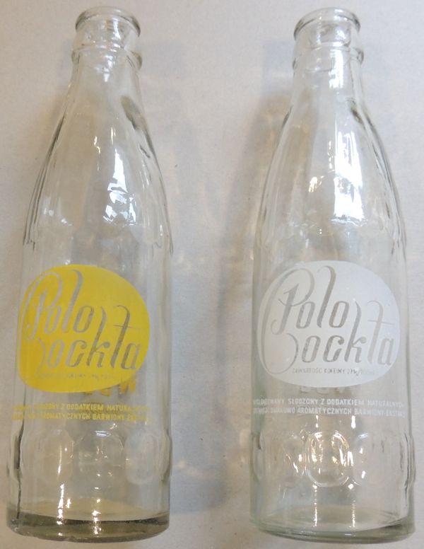 Fotografia - dwie szklane butelki po polo cokcie